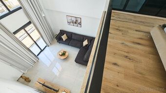 O nemovitosti
Prostorný dvoupokojový apartmán s vysokými str