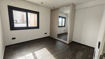 O nemovitosti
Prostorný třípokojový apartmán v přízemí v žád
