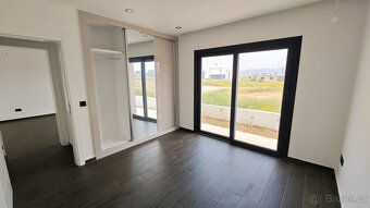 O nemovitosti
Prostorný třípokojový apartmán v přízemí v žád