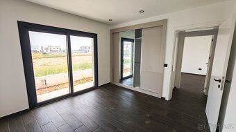 O nemovitosti
Prostorný třípokojový apartmán v přízemí v žád
