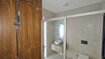 O nemovitosti
Prostorný třípokojový apartmán v přízemí v žád