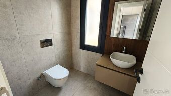 O nemovitosti
Prostorný třípokojový apartmán v přízemí v žád