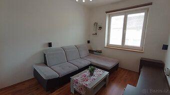 K dlouhodobému podnájmu nabízíme moderně zařízený byt 2+1 v 