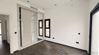 O nemovitosti
Výjimečná samostatná vila se čtyřmi ložnicemi 