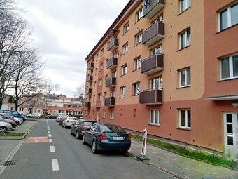 Nabízíme k pronájmu panelový byt 2+1 v 7.patře s výtahem, na