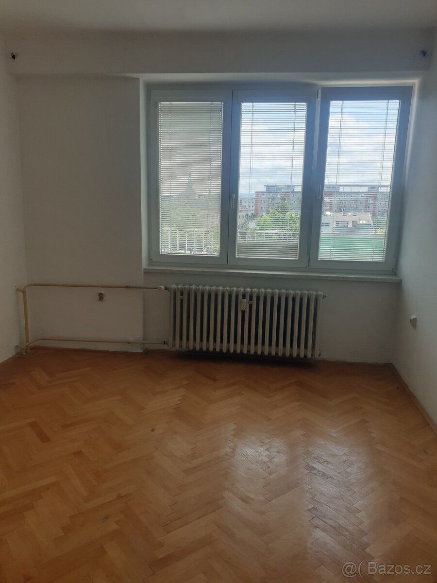 Nabízíme k pronájmu panelový byt 2+1 v 7.patře s výtahem, na