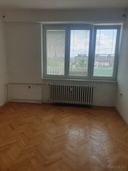 Nabízíme k pronájmu panelový byt 2+1 v 7.patře s výtahem, na