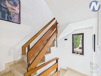 Ve výhradním zastoupení nabízíme třípodlažní dům o rozloze 2