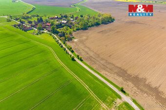 Nabízíme k prodeji rozlehlé pole o výměře 3474 m², nacházejí