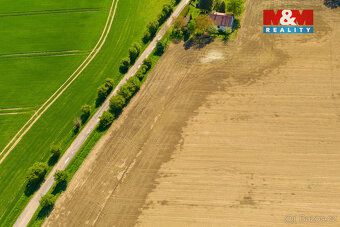 Nabízíme k prodeji rozlehlé pole o výměře 3474 m², nacházejí