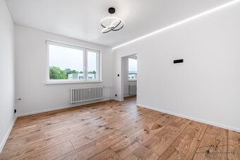 Hledáte prostorný byt po velmi kvalitní rekonstrukci, kde už