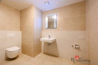 Byt 1+kk s lodžií a garážovým stánímNabízíme k dlouhodobému 