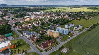 Nabízíme k prodeji zrekonstruovaný, prostorný a slunný byt 3