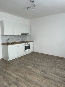 Nabízíme k pronájmu byt 1+KK o velikosti 25 m2. Částečně vyb