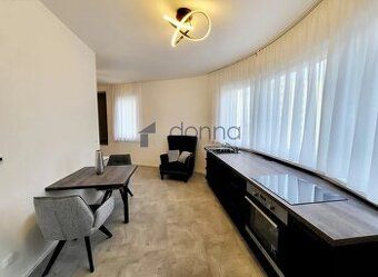 Nabízíme k pronájmu byt 1+KK o velikosti 25 m2. Částečně vyb