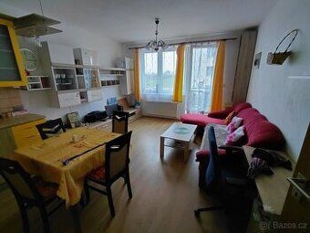Nabízíme k pronájmu byt 1+KK o velikosti 25 m2. Částečně vyb