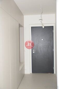 Nabízíme k pronájmu moderní a světlý prostor o dispozici 2+k