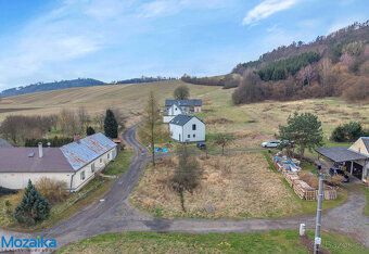 Sníte o vlastním domě v klidném prostředí, obklopeném přírod