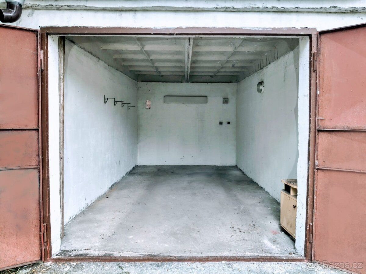 Nabízím k prodeji řadovou garáž o výměře 21 m² v klidné loka