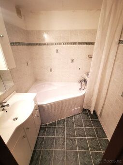Pronájem prostorného bytu 3+1 s lodžií, 80 m², Praha 4 – Krč