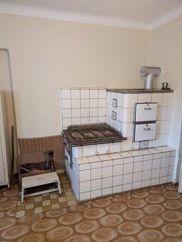 Prodej prostorného rodinného domu 5+1 s velkým pozemkem a st