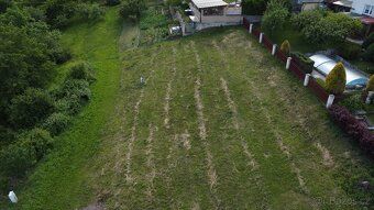 Jsou pozemky, které mají jen číslo parcely.
A potom jsou poz