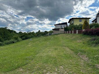 Jsou pozemky, které mají jen číslo parcely.
A potom jsou poz