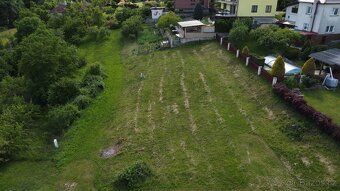Jsou pozemky, které mají jen číslo parcely.
A potom jsou poz