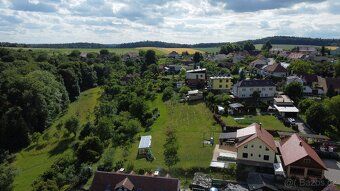 Jsou pozemky, které mají jen číslo parcely.
A potom jsou poz