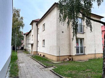 Nabízíme pronájem pokoje o rozloze cca 20m2. Dům je po celko