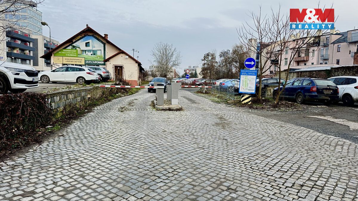 Nabízíme k pronájmu garáž o velikosti 18 m2, situovanou v lo