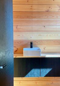 Le Chalet Noir je minimalistická chatička, kterou postavíme,