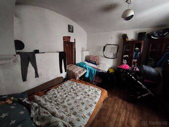Nabízíme k prodeji samostatně stojící rodinný dům k rekonstr
