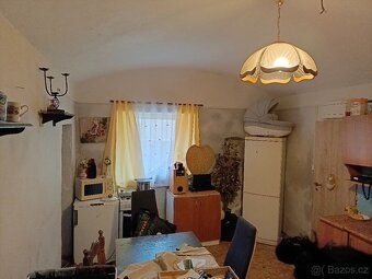 Nabízíme k prodeji samostatně stojící rodinný dům k rekonstr