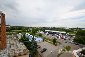 K dlouhodobému podnájmu nabízíme prosluněný byt o dispozici 