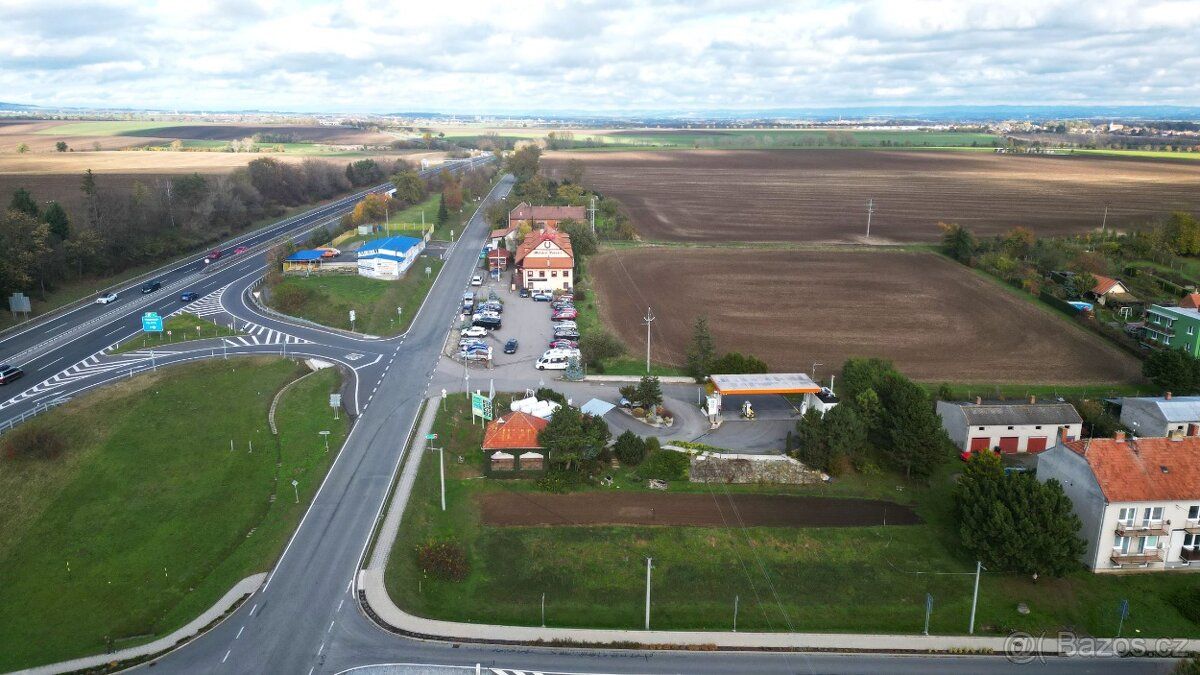 Tento pozemek je na velmi strategickém místě, hned u exitu 1