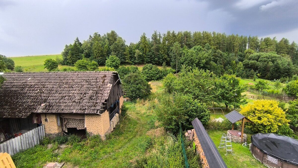 Dům, který čeká na vaše nápady. Velký pozemek, garáž, sklep 