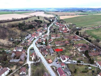 Pozemek přímo na návsi, v srdci obce Ponikev. Ne okraj, ne n