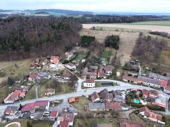 Pozemek přímo na návsi, v srdci obce Ponikev. Ne okraj, ne n