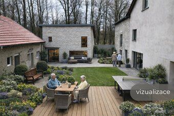 Představte si: Ranní káva na nádvoří, které vypadá jako vyst