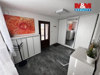 Nabízíme k prodeji prostorný rodinný dům 5+KK v klidné části