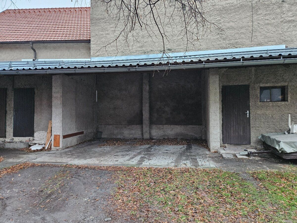 K dlouhodobému pronájmu nabízím kryté parkovací stání v cent