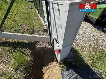 K prodeji svažitý pozemek o celkové rozloze 2091 m2, který n