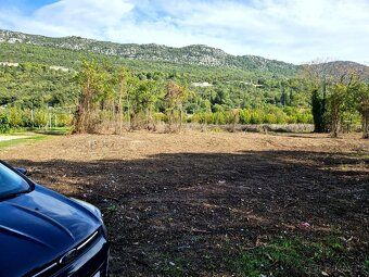 Na prodej rovinatý pozemek o rozloze 3700m2. Jedná se o země