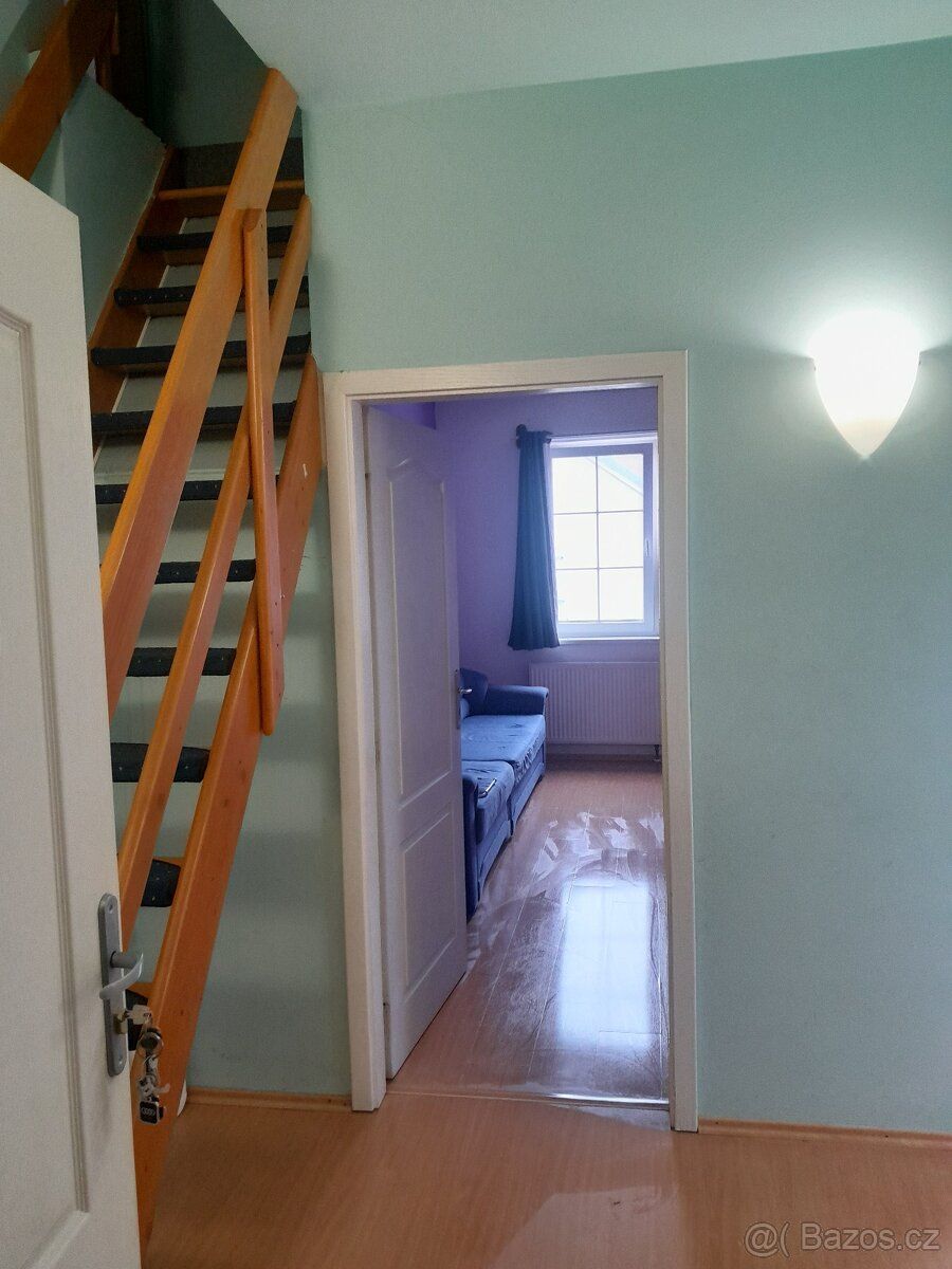Pronajmu mezonetový byt 2+1, 65 m². Byt se nachází ve Smržov