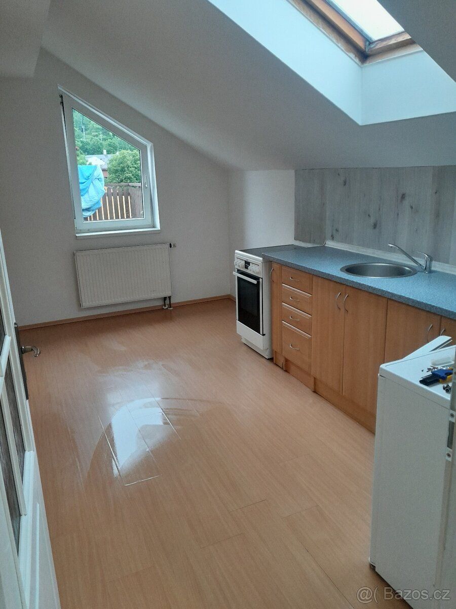 Pronajmu mezonetový byt 2+1, 65 m². Byt se nachází ve Smržov