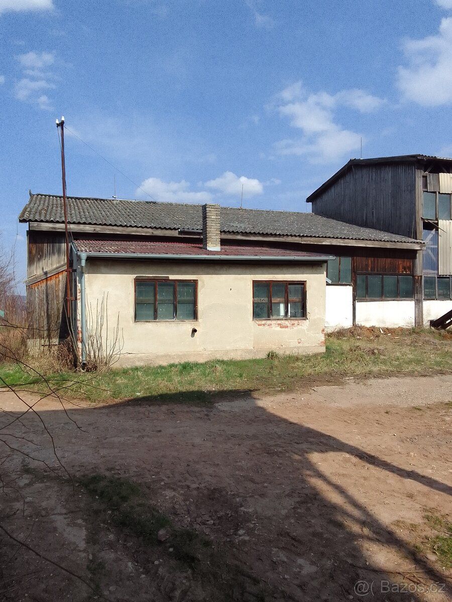 Prodám halu s katrem na řezání dřeva.