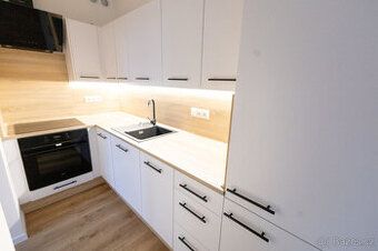 Nabízíme k prodeji světlý a vkusně zrekonstruovaný byt v oso