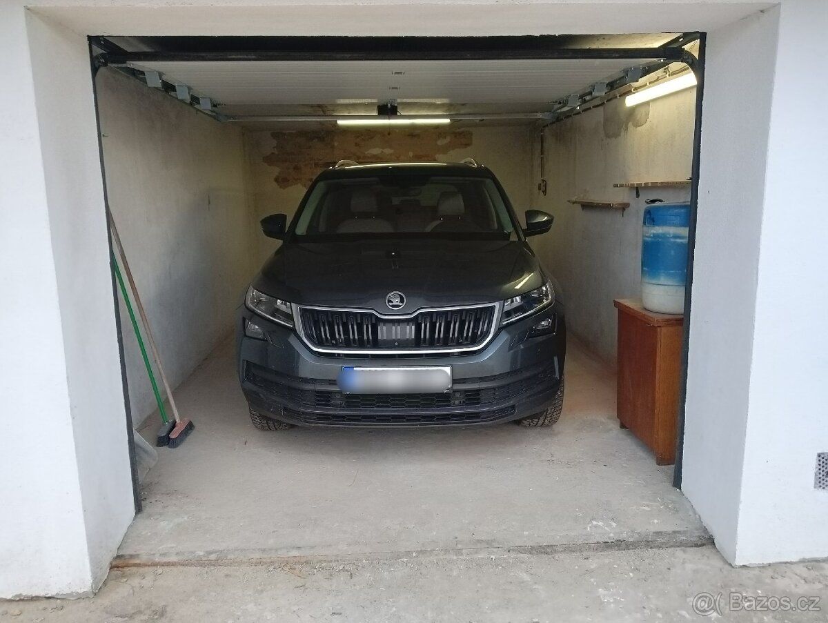Pronájem garáže s elektřinou a sekčními vraty
Na Pasovce
Náj