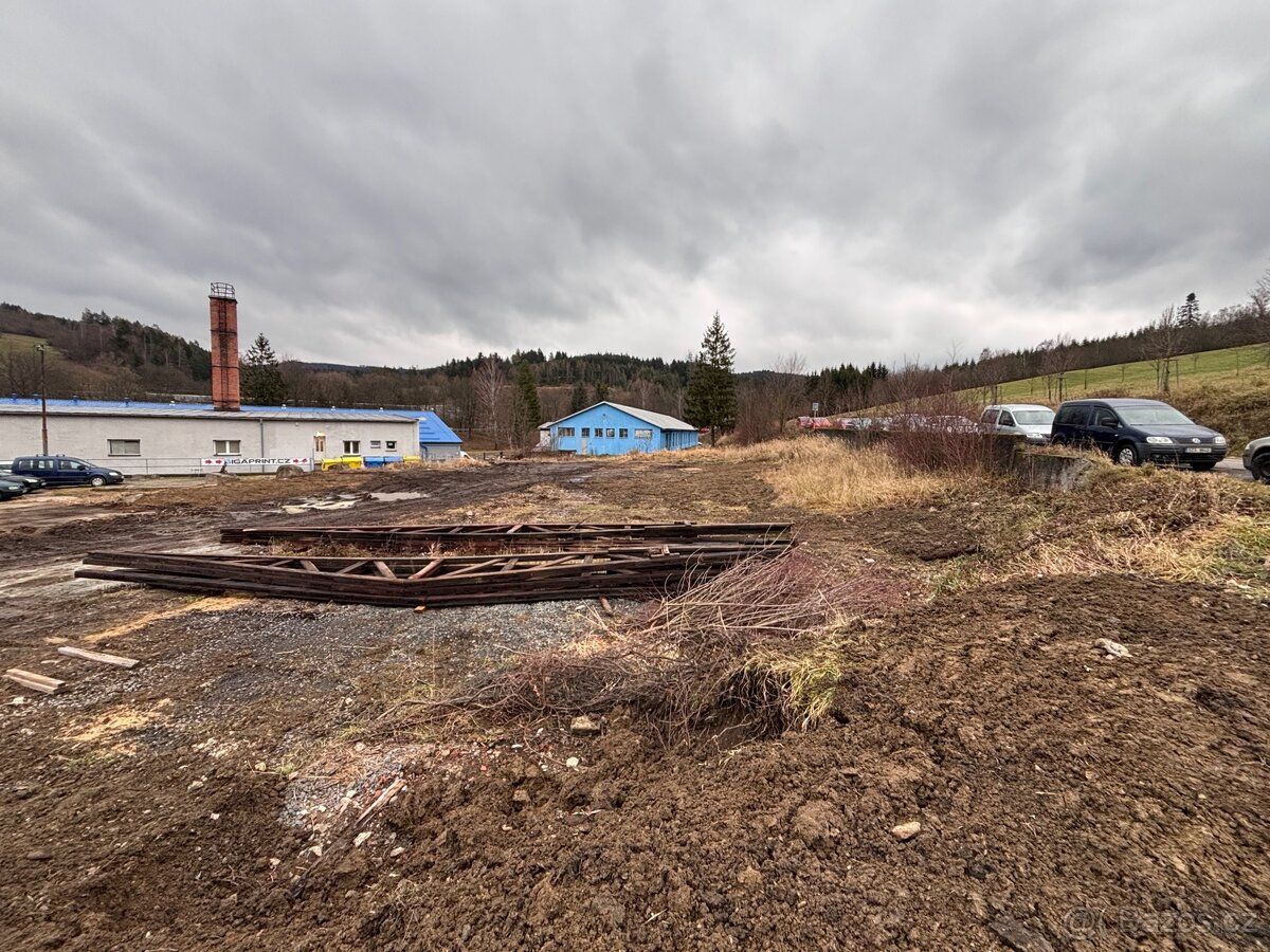 Pronájem pozemku (2 179 m²) s možností výstavby průmyslové h